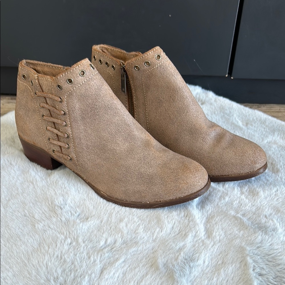Minnetonka Brenna leather boots size 8